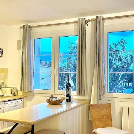 Les Pieds Dans L Eau *